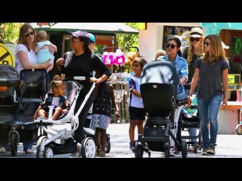 VIDEO : Kourtney Kardashian Takes The Kids To The Zoo Following Split