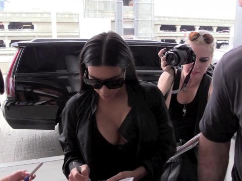 VIDEO : Exclu Vidéo : Kim Kardashian : bain de foule avant de débarquer à Paris !