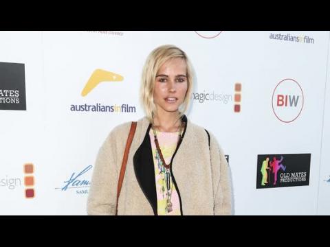 VIDEO : Isabel Lucas Looks Sweet In 70's Inspired Outfit For 'That Sugar' Premiere