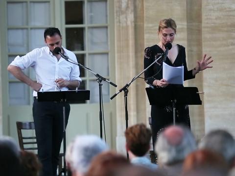 VIDEO : Exclu Vido : Julie Gayet : rayonnante au festival d'Avignon !