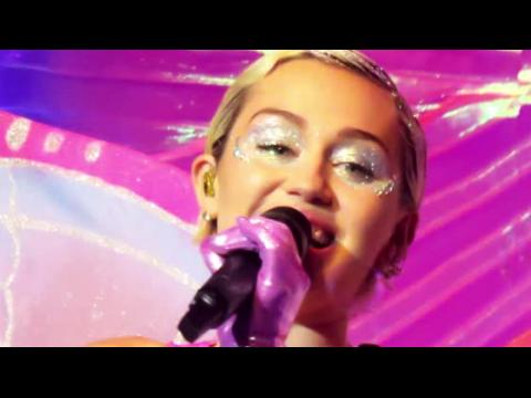 VIDEO : Miley Cyrus Announces She's Hosting The VMAs