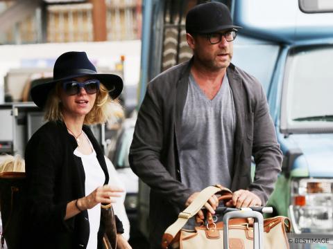 VIDEO : Exclu Vido : Naomi Watts et Liev Schreiber : prts  dcoller en famille au dpart de LAX !