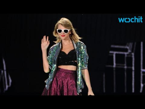VIDEO : Taylor Swift Almost Got Knocked Offstage By Fan Who Tried To Grab Her