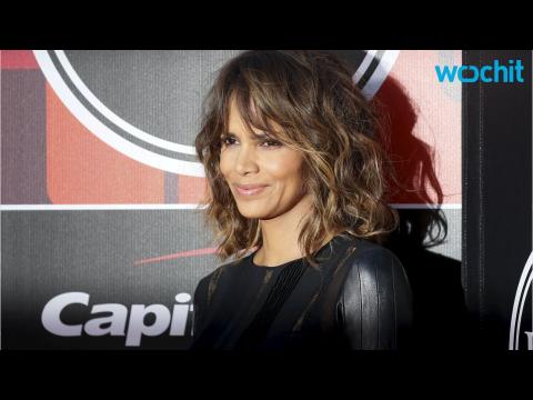 VIDEO : Oh No! Halle Berry Lost Her Wedding Ring in Mexico