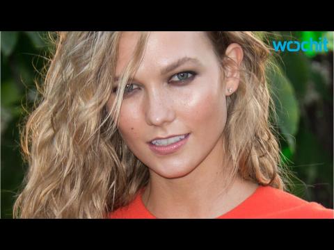 VIDEO : Karlie Kloss and Her Bikini-Clad Sisters Pose for Stunning Pic During Tropical Getaway