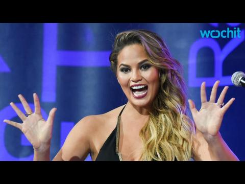 VIDEO : Chrissy Teigen Hilariously Fails at Reporting the Weather