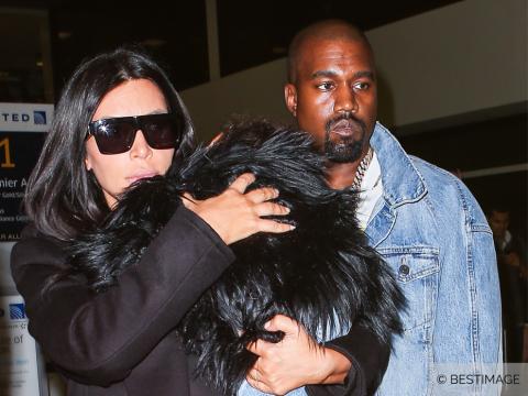 VIDEO : Exclu vidéo : Kim Kardashian et Kanye West : assaillis par les photographes à LAX !