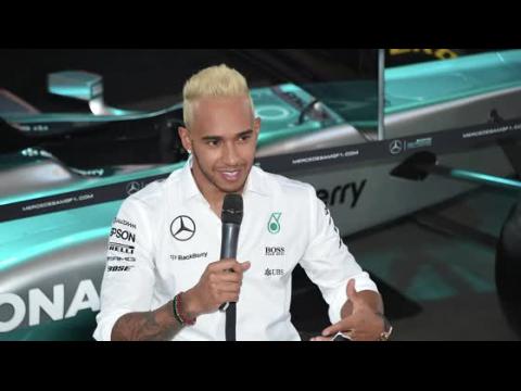 VIDEO : Lewis Hamilton Test Drives Blonde Hair