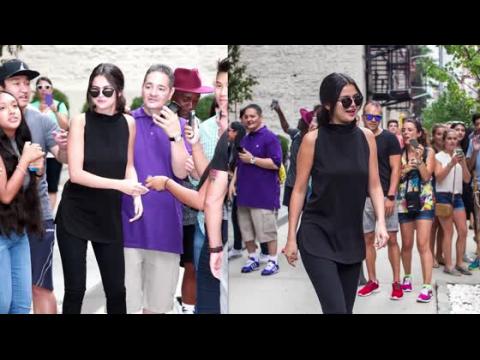 VIDEO : Selena Gomez Is Sleek And Simple In New York