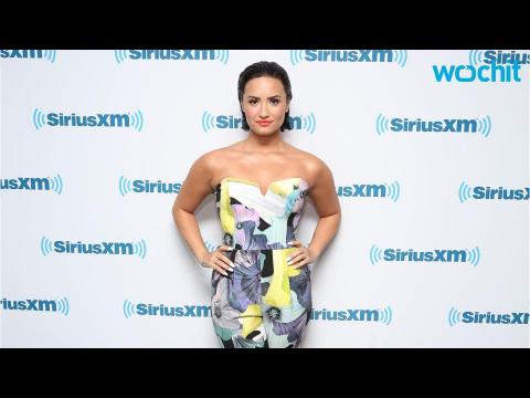 VIDEO : Demi Lovato Treats Herself to a New Puppy
