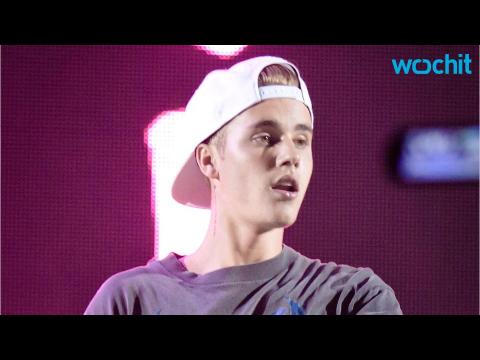 VIDEO : Justin Bieber Goes Shirtless and Skateboards on Stage at Billboard's Music Festival