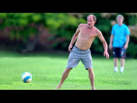 VIDEO : Woody Harrelson prend part  un match de foot improvis