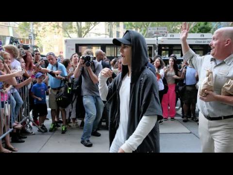 VIDEO : Justin Bieber Mobbed By Fans In New York
