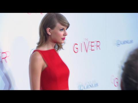 VIDEO : Taylor Swift rencontre son filleul pour la premire fois !