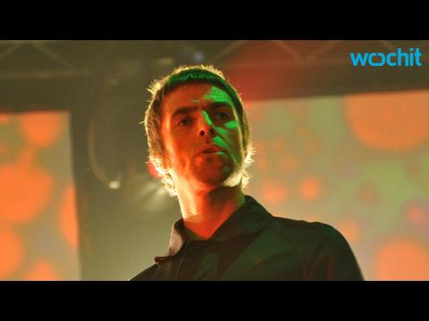 VIDEO : Liam Gallagher Debuts New Song in Irish Pub