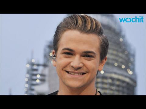VIDEO : Hunter Hayes Helps His Bassist Propose on Stage!