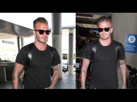 VIDEO : David Beckham Sets Trend In Man Mules At LAX