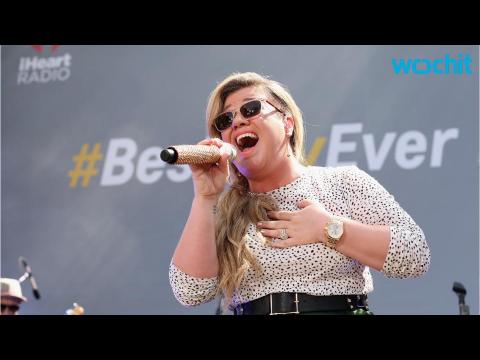 VIDEO : Kelly Clarkson Steps Out for First Time Since Pregnancy Reveal