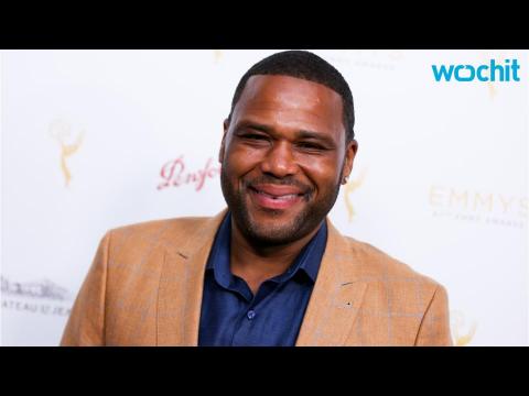 VIDEO : Anthony Anderson Tries to Take Home a Giant Emmy at Performers Peer Group Reception