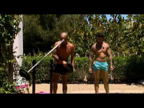 VIDEO : Les Vacances des Anges : Sofiane se blesse - ZAPPING PEOPLE DU 26/08/2015