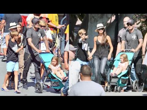 VIDEO : Les Beckham  Disneyland