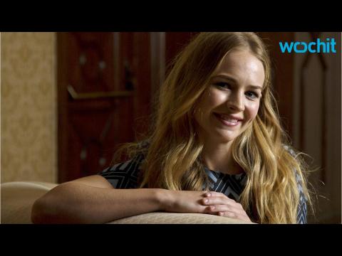 VIDEO : Timothy Olyphant, Shay Mitchell, Britt Robertson Join ?Mother?s Day? Comedy