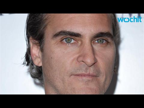 VIDEO : Joaquin Phoenix Reunites With M. Night Shyamalan