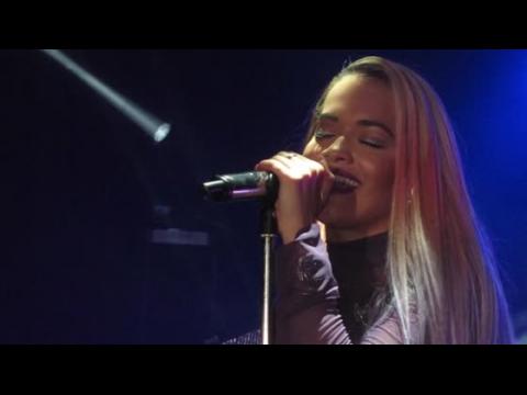 VIDEO : Rita Ora ne cache pas grand-chose durant un concert