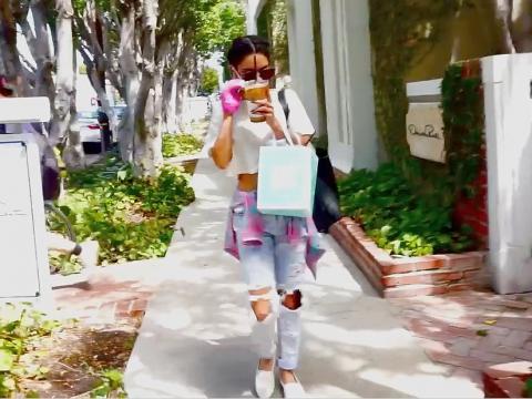 VIDEO : Exclu Vidéo : Vanessa Hudgens : elle s'offre un après-midi shopping la main dans le plâtre !