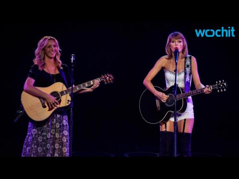 VIDEO : Friends Fans Are Totally Freaking Out Over Lisa Kudrow and Taylor Swift's Rendition of 'Smel
