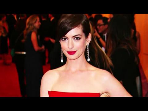VIDEO : Anne Hathaway Says She's Losing Parts to 24-Year-Olds