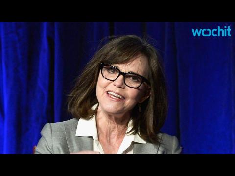 VIDEO : Obama to Award Arts Medals to Sally Field, Stephen King