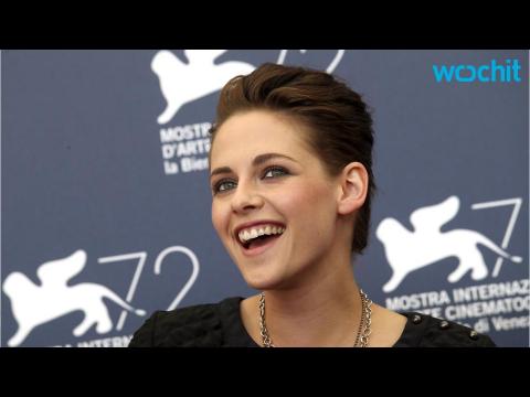 VIDEO : Kristen Stewart Gets Leggy on the Red Carpet in Venice
