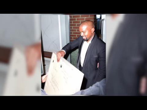 VIDEO : Kanye West a l'air prsidentiel et reoit un cadeau spcial d'une fan