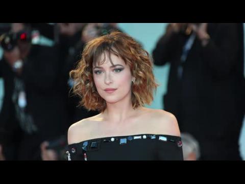 VIDEO : Dakota Johnson Joins 'A Bigger Splash' Cast At Venice Premiere