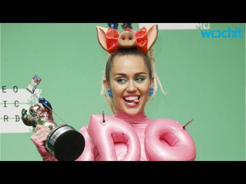 VIDEO : Miley Cyrus Debuts Her Dead Petz