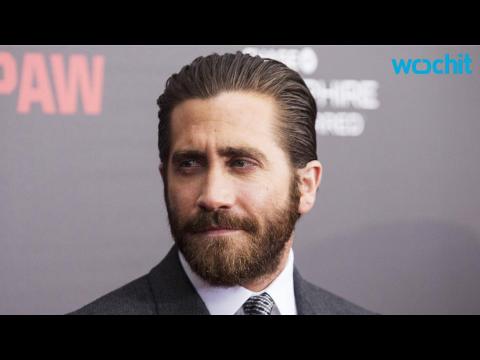 VIDEO : Jake Gyllenhaal Defends Scratching His Back With a Fork