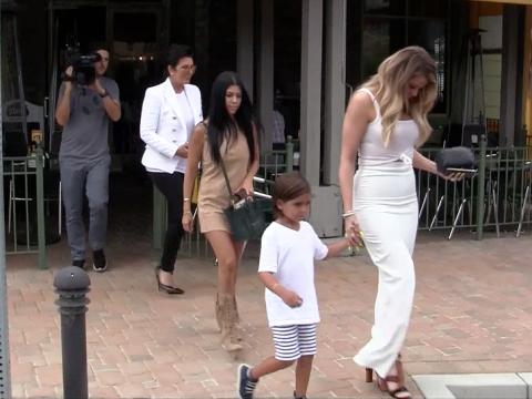 VIDEO : Exclu Vido : Khloe Kardashian : officiellement divorce, elle retrouve sa famille pour une