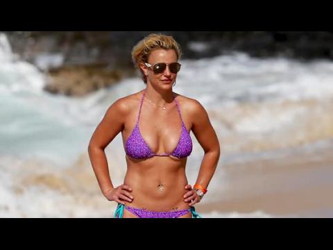 VIDEO : Britney Spears Shows Off Bikini Body in Hawaii