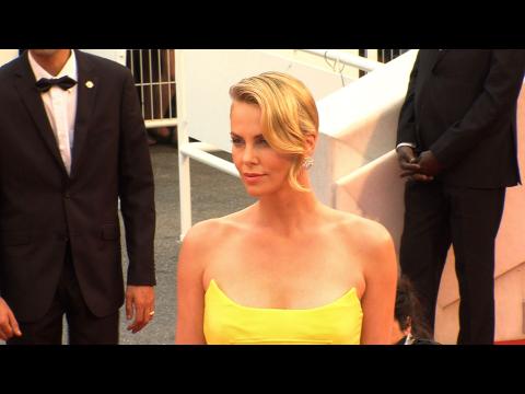 VIDEO : Charlize Theron : bonjour fromage, adieu jean slim !