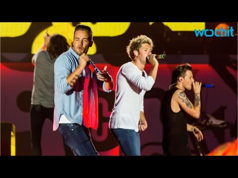 VIDEO : Louis Tomlinson Tears Off Liam Payne's Shirt During One Direction Concert