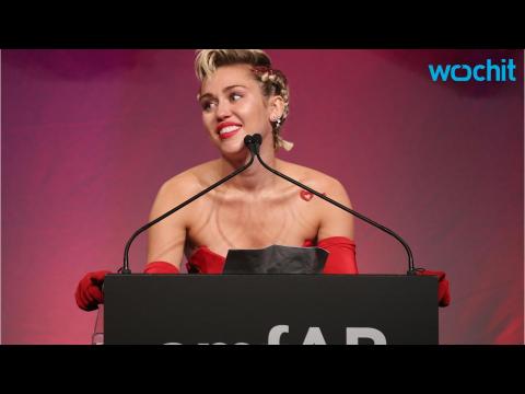 VIDEO : Miley Cyrus Gets Naked (Again)