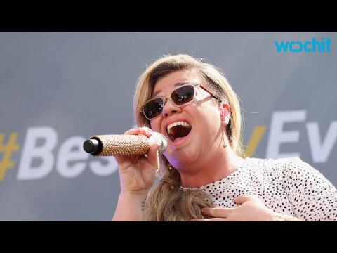 VIDEO : Kelly Clarkson Covers Taylor Swift's 
