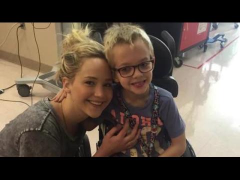 VIDEO : Jennifer Lawrence Visits Children in Canadian Hospital