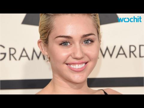 VIDEO : Miley Cyrus Does a Painful-Looking Yoga Pose