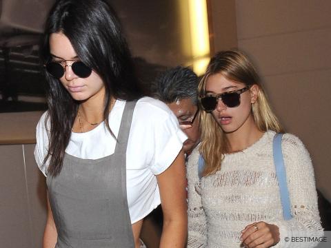 VIDEO : Exclu Vidéo : Kendall Jenner et Hailey Baldwin : de retour du Mexique, elles s'affichent tou