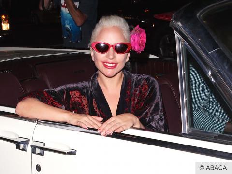 VIDEO : Exclu Vido : Lady Gaga : cadillac blanche et fleur dans les cheveux, elle en met plein la v