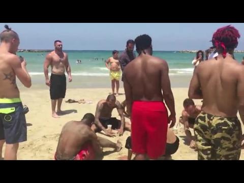 VIDEO : Chris Brown s'amuse avec ses fans sur une plage en Isral