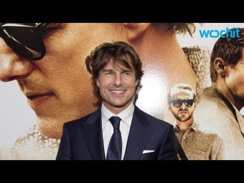 VIDEO : Tom Cruise Shows Everyone the Money, but Also the Weirdness