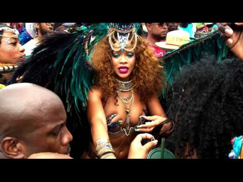 VIDEO : Rihanna Parties in Barbados